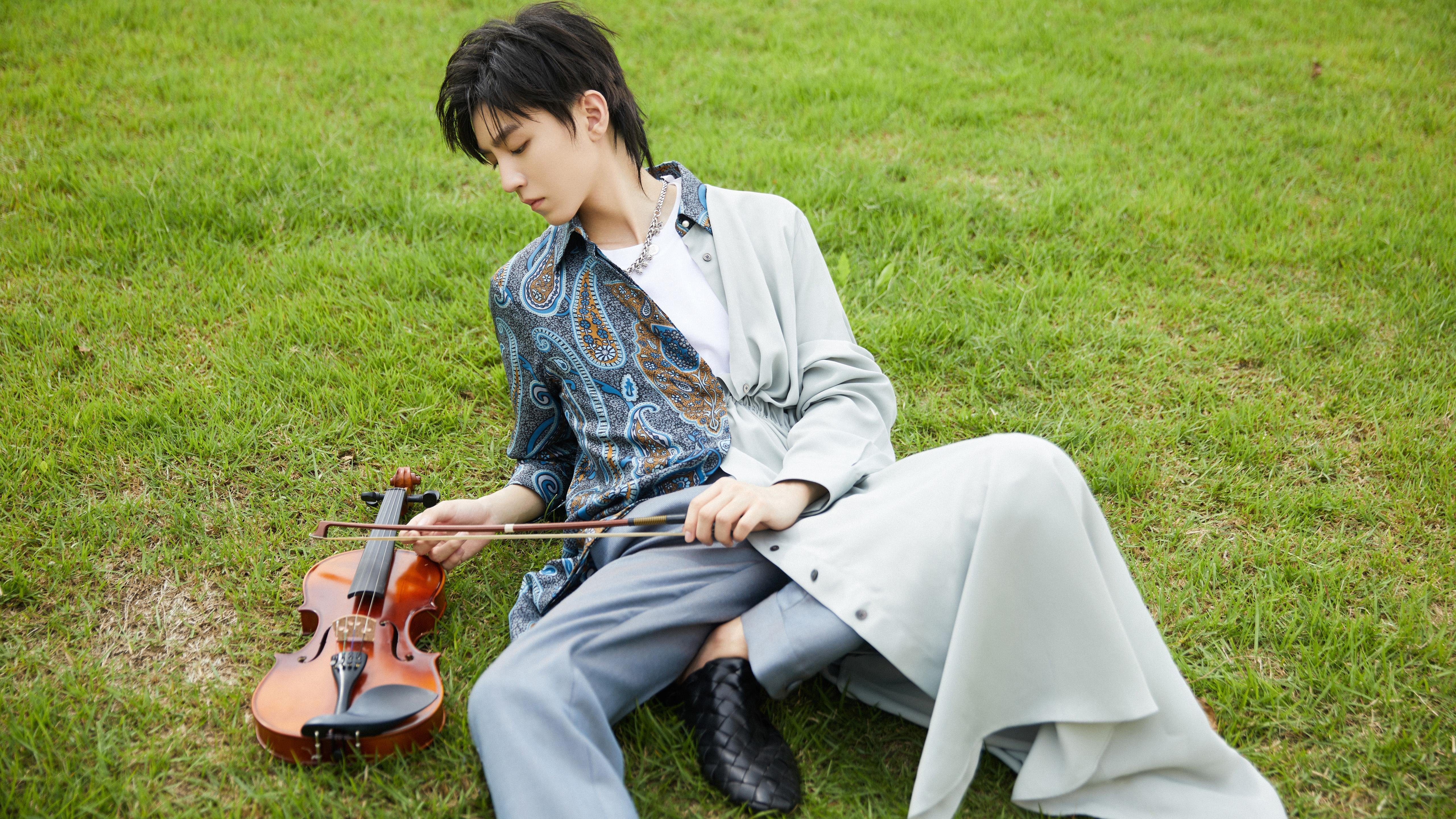 场边替补积极投入热身等待上场时刻展现专业态度与团队精神，替补随时入场